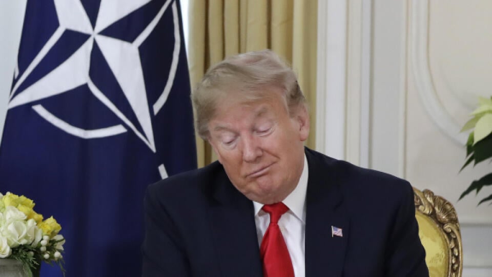 WA 24 Londýn - Generálny tajomník NATO Jens Stoltenberg (vľavo) a americký prezident Donald Trump počas stretnutia v rámci summitu NATO 3. decembra 2019 v Londýne. FOTO TASR/AP
U.S. President Donald Trump grimaces during a meeting with NATO Secretary General, Jens Stoltenberg at Winfield House in London, Tuesday, Dec. 3, 2019. US President Donald Trump will join other NATO heads of state at Buckingham Palace in London on Tuesday to mark the NATO Alliance's 70th birthday. (AP Photo/Evan Vucci)