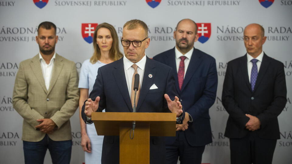 Na snímke členovia strany Sme-rodina zľava Ľuboš Krajčír, Monika Péter, predseda NR SR Boris Kollár, Peter Pčolinský a Ľudovít Goga počas tlačovej konferencie na tému - Aktuálna politická situácia 6. septembra 2022 v Bratislave. FOTO TASR - Jakub Kotian