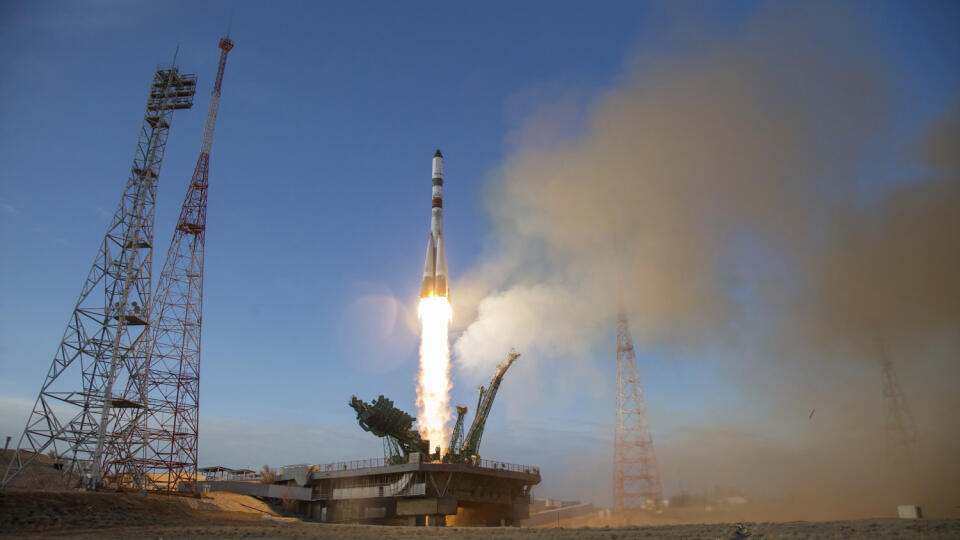 EBE 1 Bajkonur - Na snímke štart rakety Sojuz 2.1a z ruského kozmodrómu Bajkonur v Kazachstane 25. apríla 2020. Ruská nákladná kozmická loď Progress MS-14 bez posádky sa v sobotu spojila s Medzinárodnou vesmírnou stanicou (ISS). Trojici astronautov, ktorí na stanici aktuálne pôsobia, priviezla viac ako dve tony zásob. FOTO TASR/AP
In this photo distributed by Roscosmos Space Agency Press Service, the Russian Progress MS-14 cargo spacecraft blasts off from the launch pad at Russia's space facilit