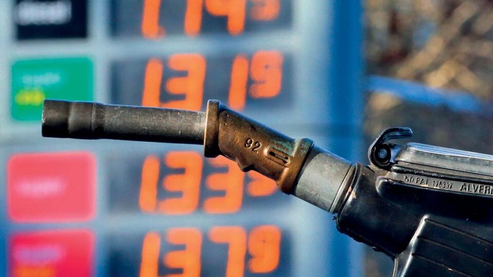 Gas prices can be seen behind a gas nozzle at a gas station in Kaufbeuren, Germany, 11 November 2015. The acceleration of oil prices in Germany rose somewhat in October 2015 - however at a very low level. Photo: Karl-Josef Hildenbrand /dpa, Image: 291380256, License: Rights-managed, Restrictions: GERMANY OUT, Model Release: no, Credit line: Profimedia, AFP