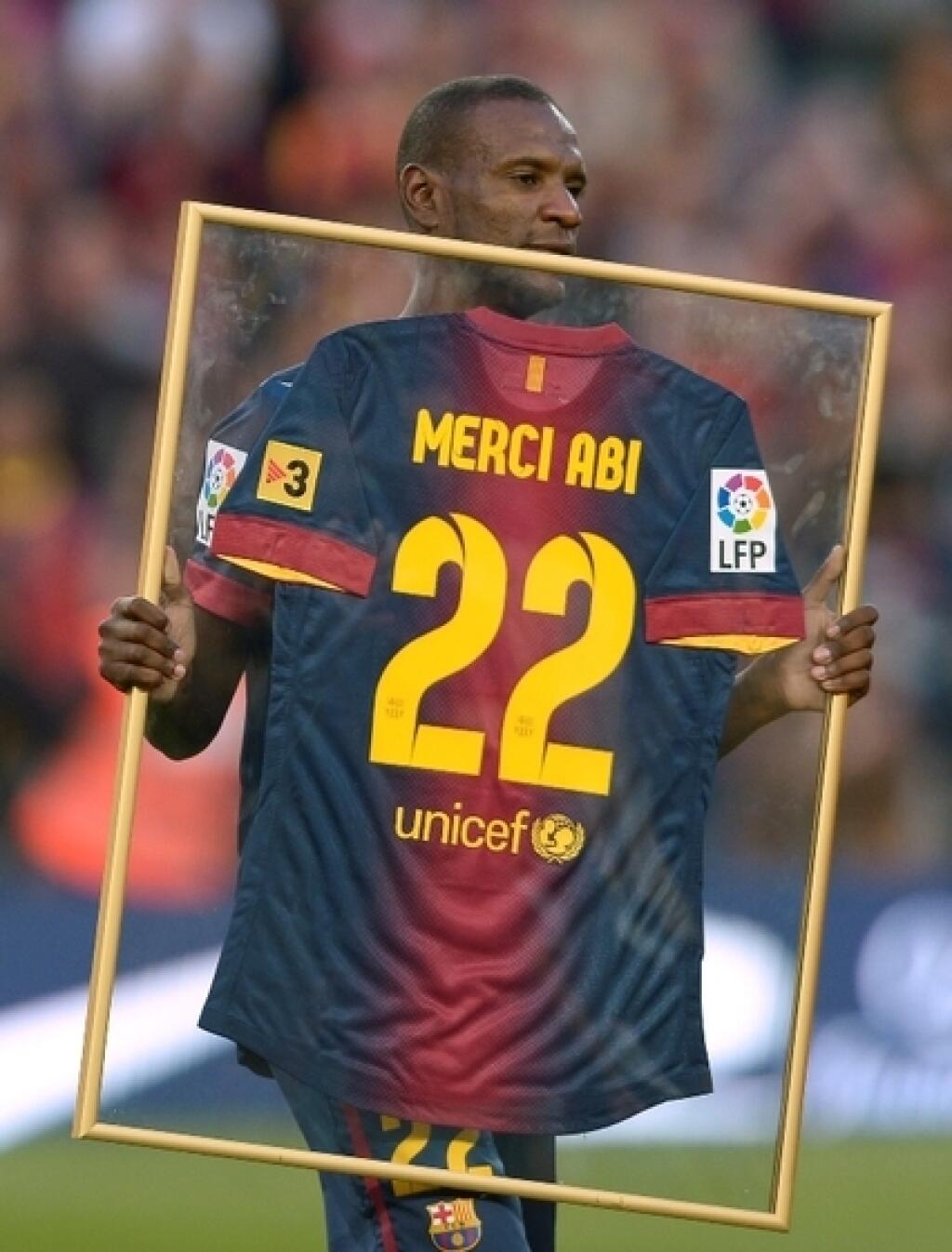 Eric Abidal sa podľa všetkého zaplietol s francúzskou futbalistkou a jeho manželka mu na to prišla.