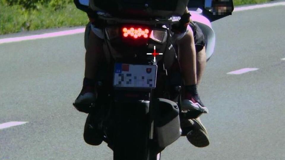 Dopravní policajti zaznamenali jazdu motocyklistu, ktorý bez ochranného odevu prevážal na motocykli maloleté dieťa.