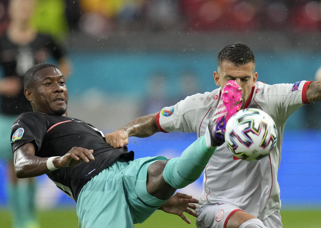 WA 98 Bukurešť - Rakúsky futbalista David Alaba (vľavo) a hráč Severného Macedónska Aleksandar Trajkovski bojujú o loptu v zápase základnej C-skupiny Rakúsko - Severné Macedónsko na ME vo futbale v Bukurešti v nedeľu 13. júna 2021. FOTO TASR/AP
Austria's David Alaba, left, duels for the ball with North Macedonia's Aleksandar Trajkovski during the Euro 2020 soccer championship group C match between Austria and Northern Macedonia at the National Arena stadium in Bucharest, Romania, Sunday, June 1