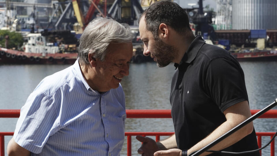 Generálny tajomník OSN António Guterres (vľavo) počúva ukrajinského ministra infraštruktúry Alexandra Kubrakovova.