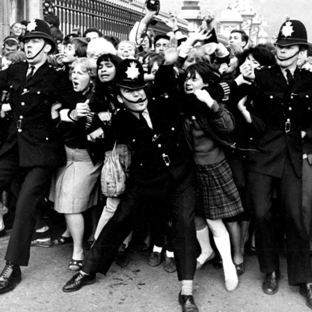 Beatles vraj prestali koncertovať aj kvôli šialeným fanúšičkám. Báli sa, že ušliapu ochranku a samou
láskou ich zadusia.