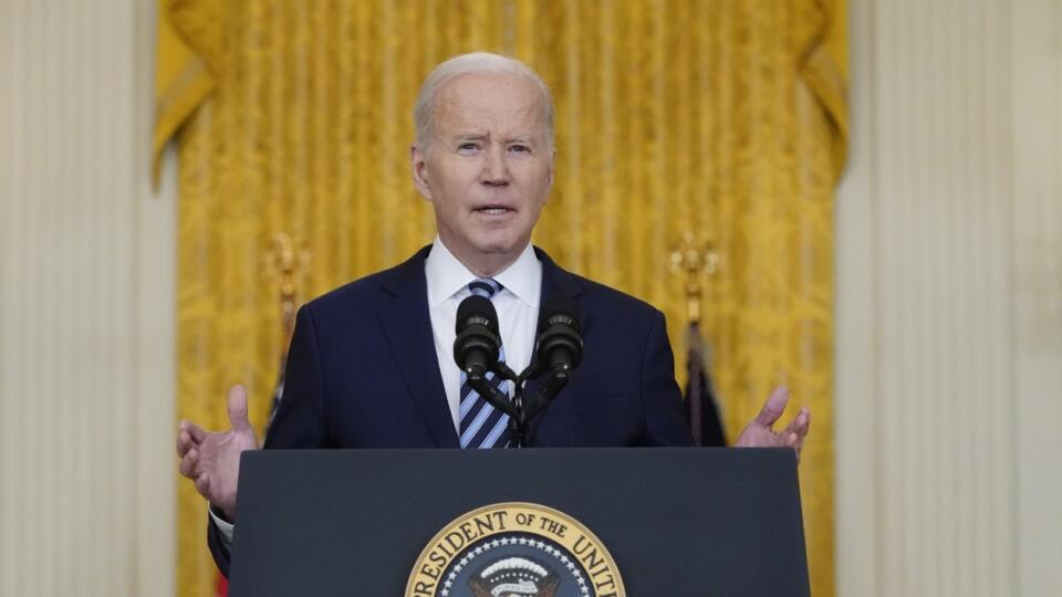 KK56 Washington - Americký prezident Joe Biden hovorí o situácii na Ukrajine, ktorá čelí bezprecedentnému útoku zo strany Ruska, 24. februára 2022 vo Washingtone. Americký prezident Joe Biden vo štvrtok označil ruského prezidenta Vladimira Putina za agresora a oznámil ďalšie tvrdé sankcie USA voči ruským bankám, elitám a ich rodinám. FOTO TASR/AP
President Joe Biden speaks about the Russian invasion of Ukraine in the East Room of the White House, Thursday, Feb. 24, 2022, in Washington. (AP Photo