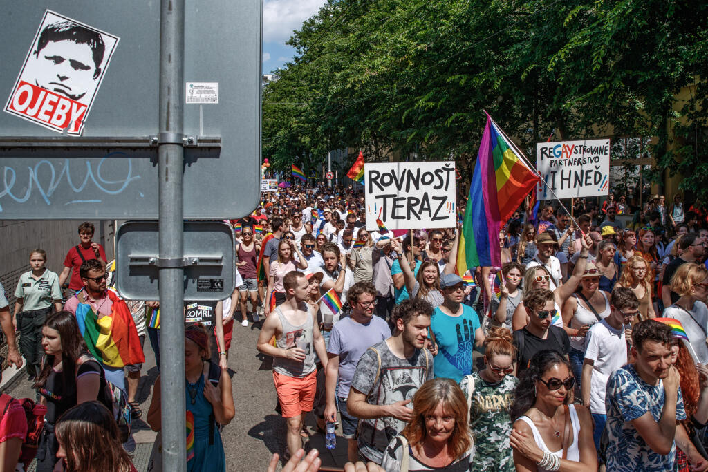 Dúhový pride - pochod za práva homosexuálov v centre Bratislavy.