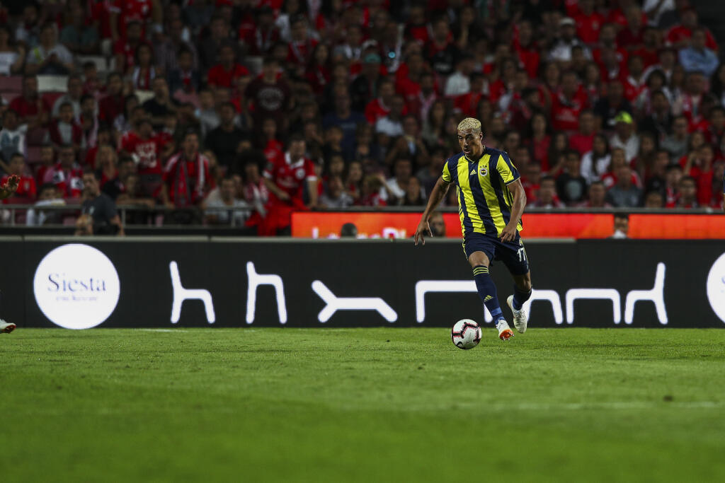 V nepríjemnej situácii sa ocitol reprezentant Maroka Nabil Dirar. Záložník Fenerbahce, ktorý bol striedaný v 24. minúte za Kaldirima, bol v 72. minúte duelu proti Bayernu Mníchov vypískaný.