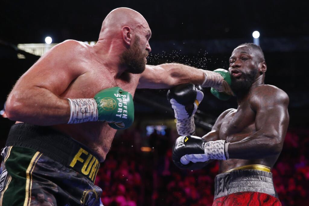 KK15 Las Vegas - Britský boxer Tyson Fury (vľavo) a americký boxer Deontay Wilder počas zápasu o titul majstra sveta organizácie WBC 9. októbra 2021 v Las Vegas. Britský boxer Tyson Fury obhájil titul majstra sveta organizácie WBC. V noci na nedeľu v Las Vegas knockoutoval Američana Deontaya Wildera v 11. kole. FOTO TASR/AP
Tyson Fury, of England, hits Deontay Wilder in a heavyweight championship boxing match Saturday, Oct. 9, 2021, in Las Vegas. (AP Photo/Chase Stevens)