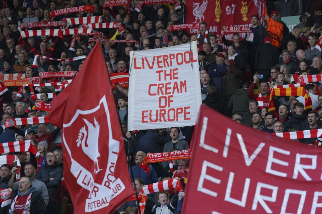 Fanúšikovia Liverpoolu skandujú počas 1. zápasu semifinále Ligy majstrov FC Liverpool - Villarreal CF v Liverpoole 27. apríla 2022.