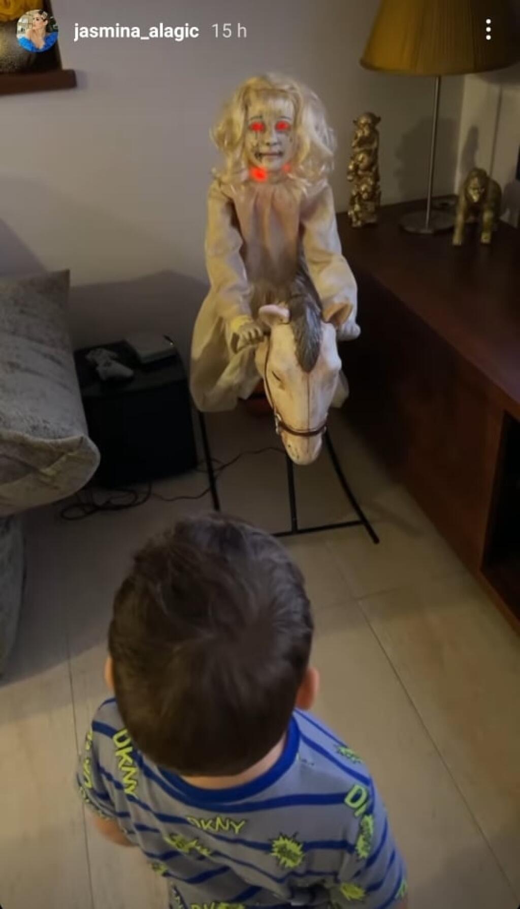 Jasmina má v obývačke takúto bábiku, ktorá vydesila ľudí.