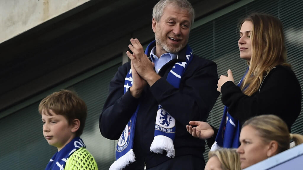 Ruský mecenáš Abramovič chce podľa špekulácií kvôli politickým dôvodom predať svoju milovanú Chelsea. Má o ňu veľký záujem český miliardár.