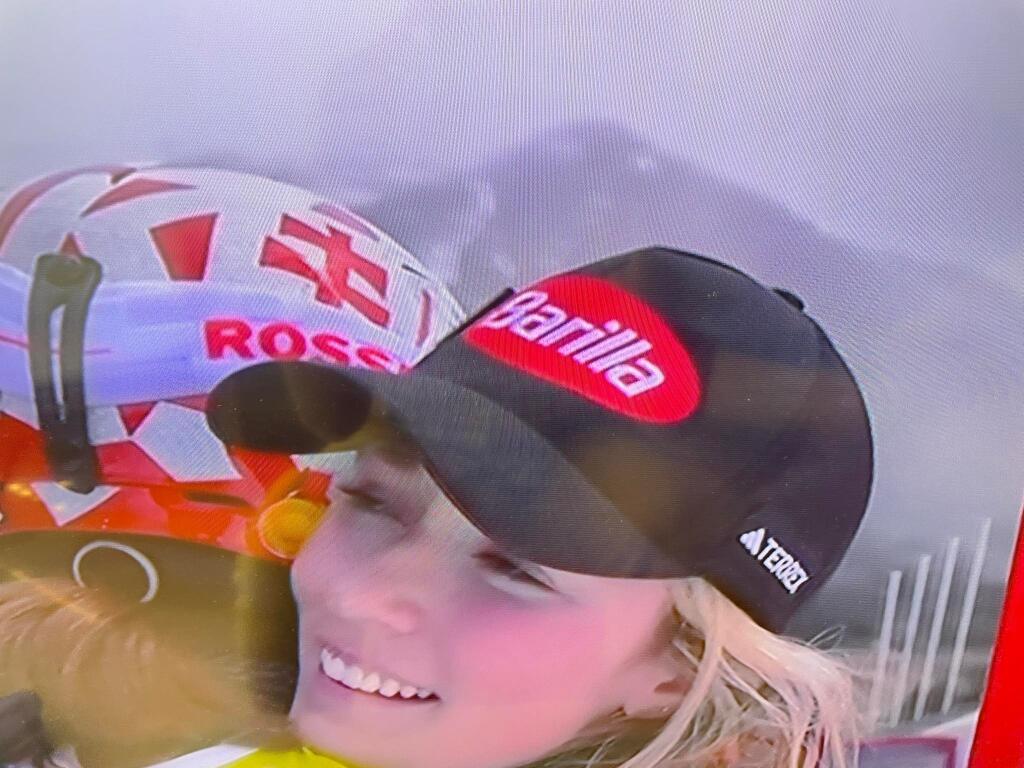 Shiffrinová síce nebola spokojná s 3. miestom, následne však Vlhovej pogratulovala k víťazstvu a vyobjímali sa.