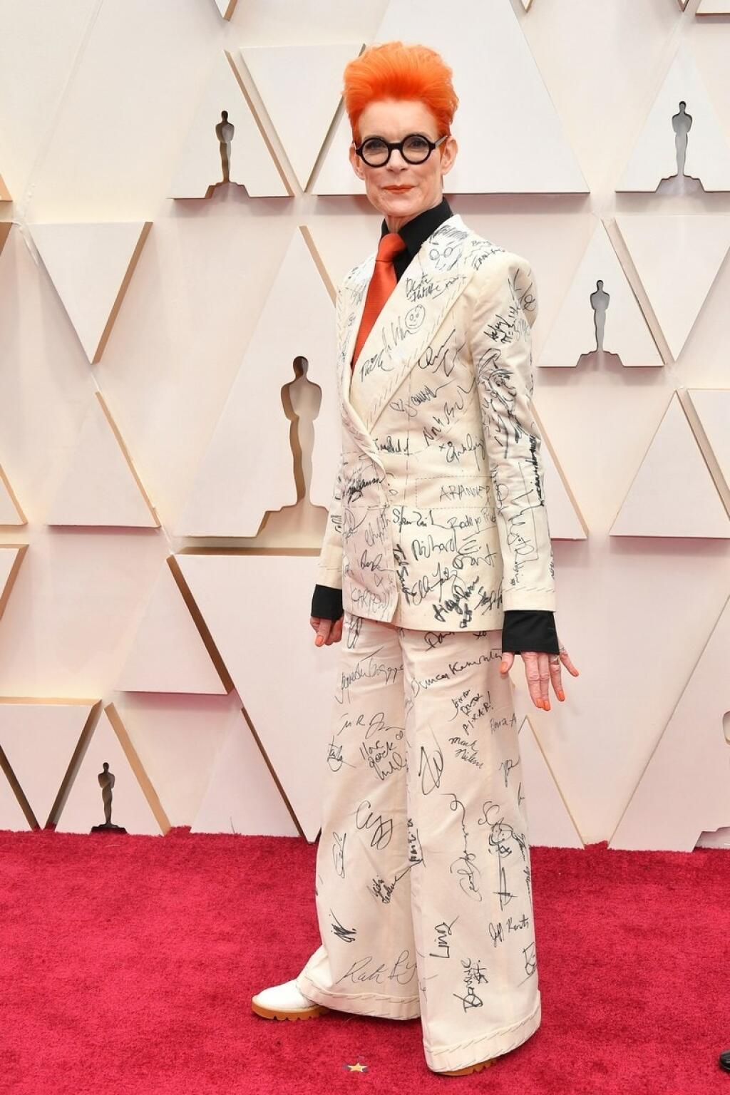 Sandy Powell v obleku od neznámeho páchateľa, alebo že by vlastná kreácia ? David Bowie 2:0... Sandy Powell je úspešná kostýmová dizajnérka s 15 nomináciami a tromi soškami Oscara za filmové kostýmy a podľa jej outfitu sa zdá, že ju práca naozaj baví.