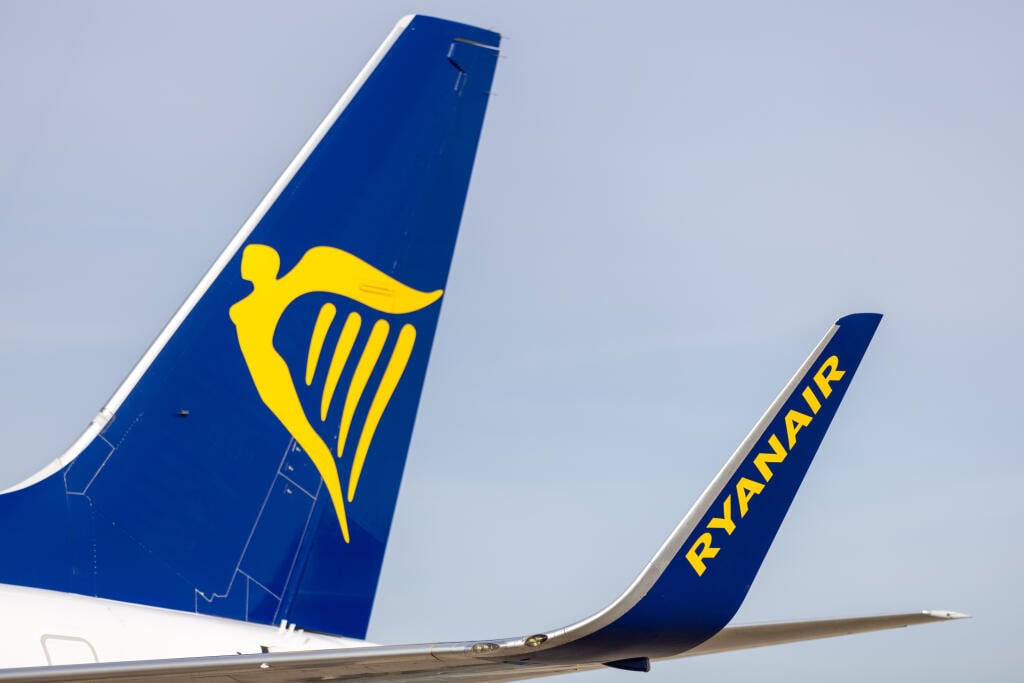 WA 27 archív Norimberg - Na archívnej snímke z 12. apríla 2022 lietadlo nízkonákladovej leteckej spoločnosti Ryanair stojí na odbavovacej ploche letiska v nemeckom meste Norimberg. Odborové zväzy zastupujúce palubný personál Ryanairu plánujú v júni sériu štrajkov vo viacerých európskych krajinách. Jedna z protestných akcií je naplánovaná aj počas summitu európskych lídrov v Bruseli. Okrem zamestnancov Ryanairu plánujú štrajkovať aj belgickí piloti a palubný personál spoločností Brussels Airlines