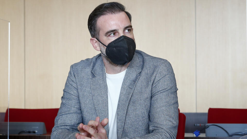 Christoph Metzelder na súde. Je obvinený z držby a distribúcie detskej pornografie.