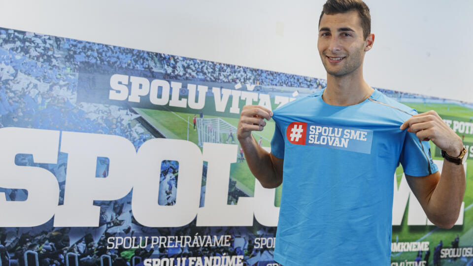 Brankár Dominik Greif počas tlačovej konferencie futbalového klubu ŠK Slovan Bratislava sa pridal k projektu SPOLU SME SLOVAN.