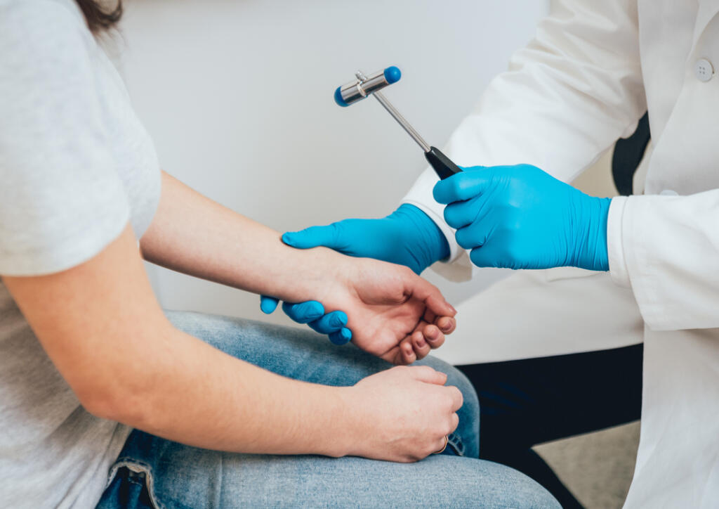 Kladivkom do ucha
Neurologickým vyšetrením sa zistí, či sú príznaky zvýšenej dráždivosti nervov a svalov typické pre tetanický syndróm. Okrem detailného biochemického rozboru sa pri diagnostikovaní robia aj interné, endokrinologické a ďalšie vyšetrenia, aby sa vylúčili iné, organické ochorenia vrátane vážnych stavov, napríklad onkologických ochorení, ďalej epilepsia či migréna a mnohé iné.
Typický príznak pri tetanickom syndróme je Chvostekov fenomén, keď lekár udrie neurologickým kladivkom pacientovi pri uchu. Ak syndróm má, mykne kútikom úst na tej istej strane. Existujú aj ďalšie špeciálne fenomény, na rukách i nohách, ktoré neurológovi jednoznačne prezradia príznaky nervovo-svalovej dráždivosti.