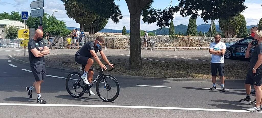 Sagan to pred 12. etapou ešte skúsil na bicykli, ale usúdil, že to nepôjde a odstúpil z Tour de France.