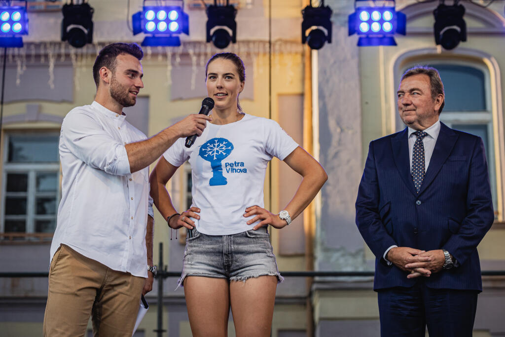 Na snímke slovenská lyžiarka Petra Vlhová spoločne s primátorom Litpovského Mikuláša Jánom Blcháčom pokrstili Liptovské droby počas podujatia Švábkafest 2021.