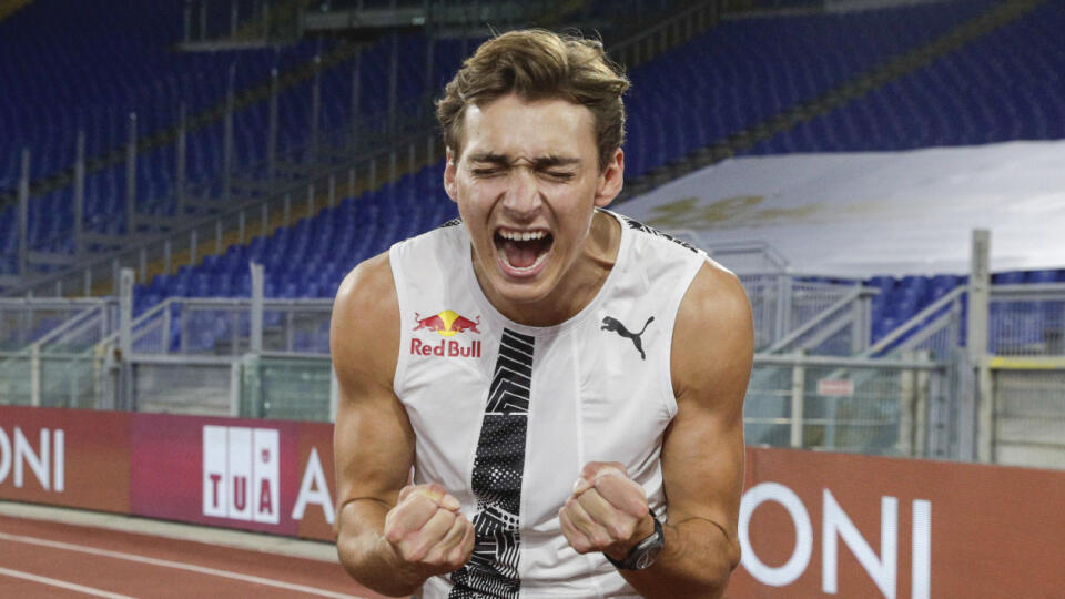 JB 52 Rím - Švédsky skokan o žrdi Armand Duplantis reaguje po tom, ako prekonal 615 cm v skoku o žrdi počas atletického mítingu Diamantovej ligy v Ríme 17. septembra 2020. FOTO TASR/AP
Sweden's Armand Duplantis reacts after jumping m. 6.15, the highest ever outdoor mark, during the men's pole vault competition at the Golden Gala Pietro Mennea IAAF Diamond League athletics meet in Rome, Thursday, Sept. 17, 2020. (AP Photo/Gregorio Borgia)