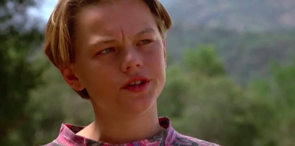 Leo DiCaprio (46): Critters 3 (1991): Zjavne existuje trend slávnych mužských hercov odrážajúcich sa z hororov. V jednom z nich o ľudožravých chlpatých príšerách si Leo DiCaprio strihol nezabudnuteľnú scénu, v ktorej sleduje smrť svojho nevlastného otca. Už dva roky nato sa na prahu dospelosti blysol v oceňovanej dráme Čo žerie Gilberta Grapea po boku Johnnyho Deppa a Juliette Lewis.