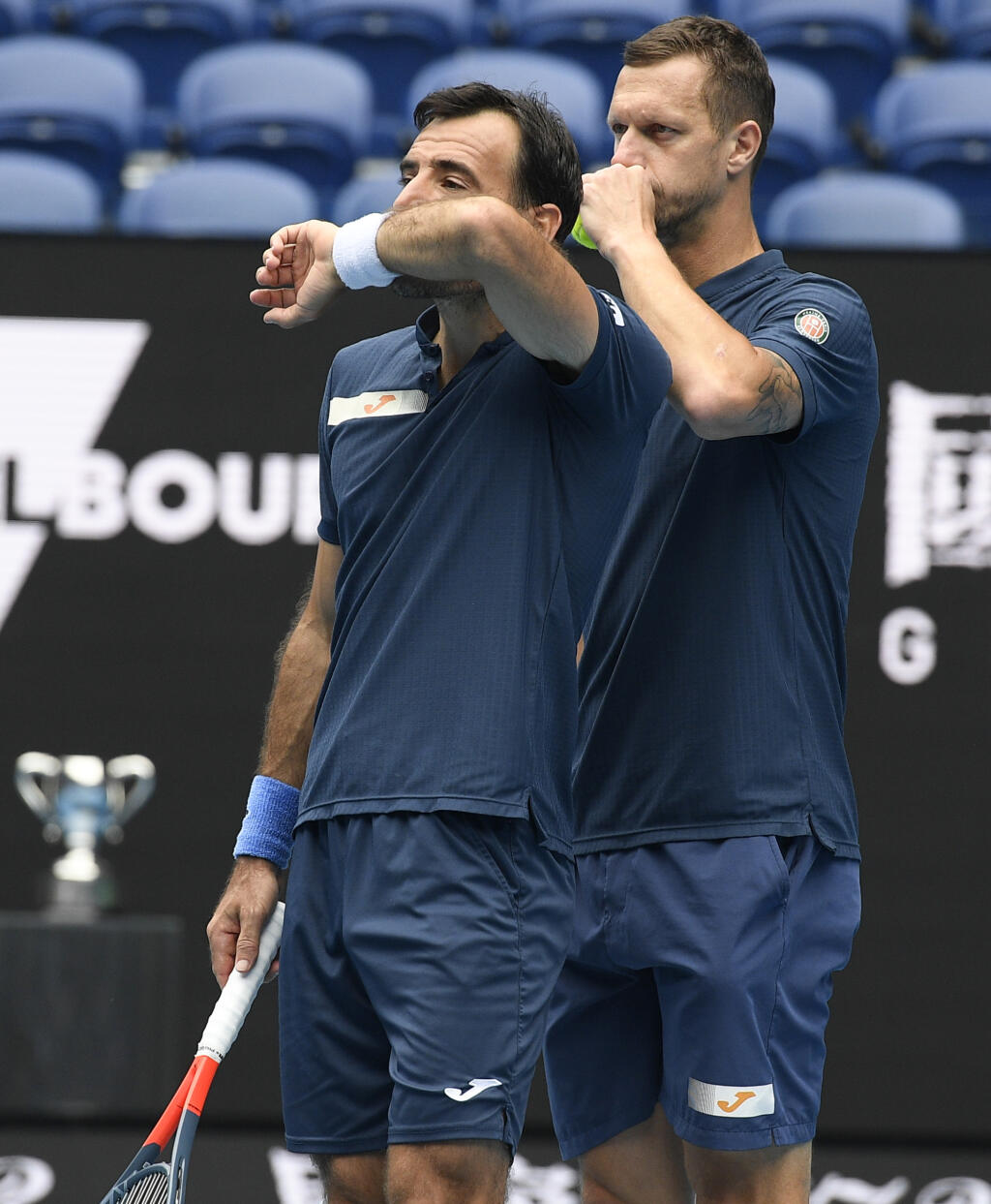 KK4 Melbourne - Slovensko-chorvátska dvojica Filip Polášek (vpravo) a Ivan Dodig počas finále mužskej štvorhry proti americko-britskému páru Rejjev Ram, Joe Salisbury na grandslamovom turnaji Australian Open 21. februára 2021 v Melbourne. FOTO TASR/AP
Croatia's Ivan Dodig, left, and Slovakia's Filip Polasek chat during their match against Rajeev Ram of the US and Britain's Joe Salisbury in the men's doubles final at the Australian Open tennis championship in Melbourne, Australia, Sunday, Feb. 21