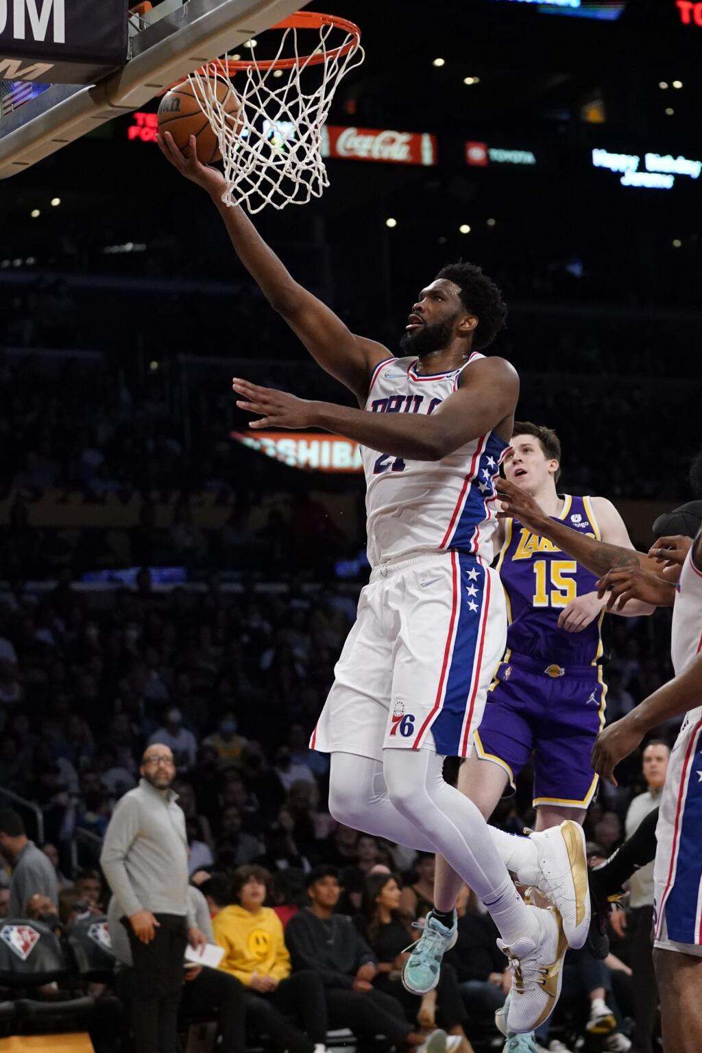 EBE 10 Los Angeles - Na snímke hráč Philadelphie Joel Embiid zaznamenal 30 bodov a 10 doskokov v zápase basketbalovej NBA Los Angeles Lakers - Philadelphia 76ers (121:126) v noci na 24. marca 2022. FOTO TASR/AP
Philadelphia 76ers center Joel Embiid (21) shoots during the second half of an NBA basketball game against the Los Angeles Lakers in Los Angeles, Wednesday, March 23, 2022. (AP Photo/Ashley Landis)