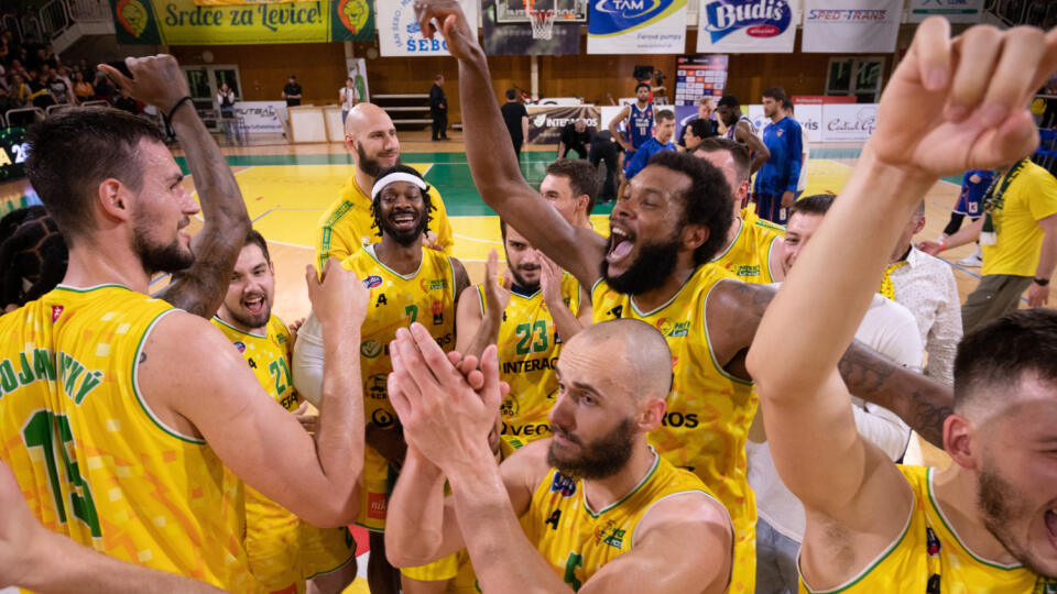 Patrioti Levice sa stali víťazmi Niké Slovenskej basketbalovej ligy. V piatom zápase finále play off zdolali BKM Lučenec 85:75 a v v celej sérii  triumfovali 4:1. Na trón zasadli opäť po štyroch rokoch. Na snímke radosť po zisku titulu 7. mája 2022 v Leviciach. FOTO TASR - Henrich Mišovič