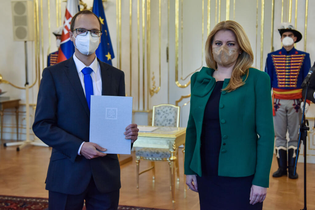 Na snímke vpravo prezidentka SR Zuzana Čaputová a vľavo hosťujúci sudca pre obvod Krajského súdu v Trnave Ondrej Hertel počas vymenovania sudcov do všeobecných súdov bez časového obmedzenia 7. decembra 2021 v Bratislave. FOTO TASR - Pavol Zachar