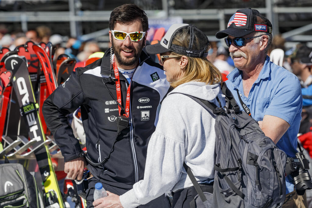 Na snímke Boris Vlha, Jeff Shiffrin a Eileen Shiffrin počas záverečných pretekov obrovského slalomu žien svetového pohára v alpskom lyžovaní v Andorre.