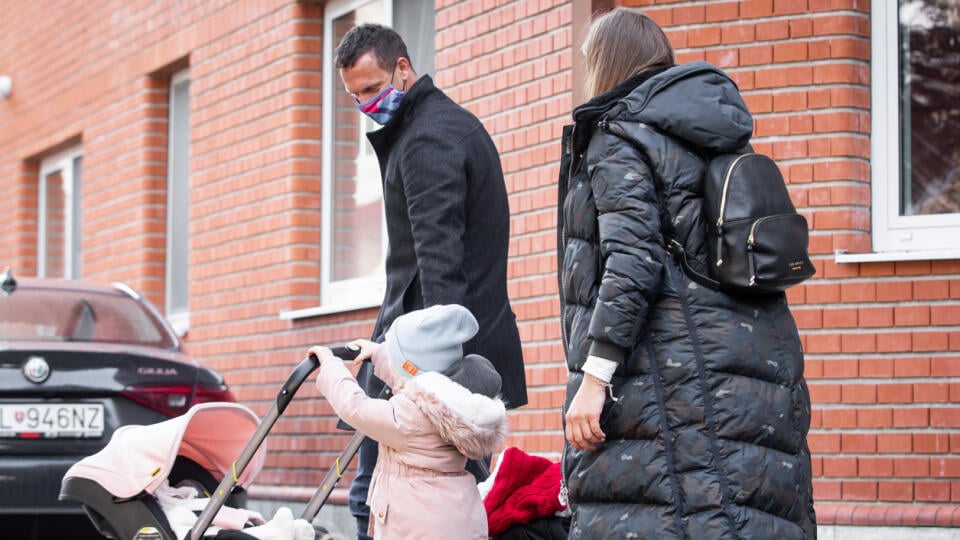 Štvorčlenná rodinka odišla z nemocnice v utorok zdruba o 12:30 hod.