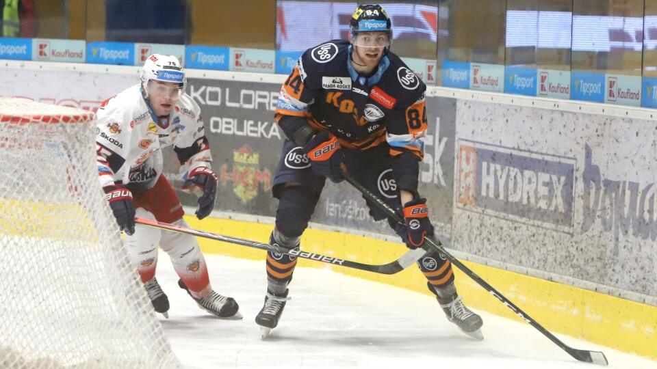 Na snímke zľava Patrik Marcinek (Zvolen) a Vojtech Zeleňák (Košice) počas zápasu 2. kola nadstavbovej časti Tipsport Ligy A-skupiny o 1.-6. miesto HKM Zvolen – HC Košice 25. februára 2020 vo Zvolene. FOTO TASR - Ján Krošlák