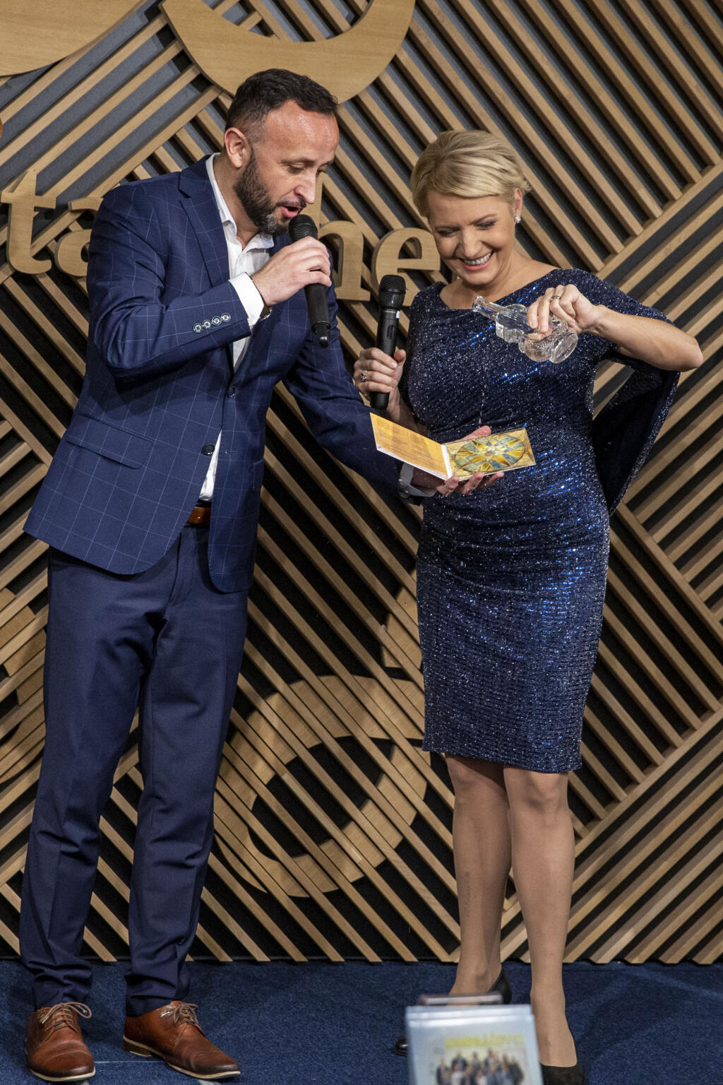 Krst nového CD Kandráčovci - Pod Tatrami spí Ježiško a CD Malí Kandráčovci sa uskutočnil v Bratislavskom kníhkupectve. Na snímke je Ondrej Kandráč a Aneta Parišková.