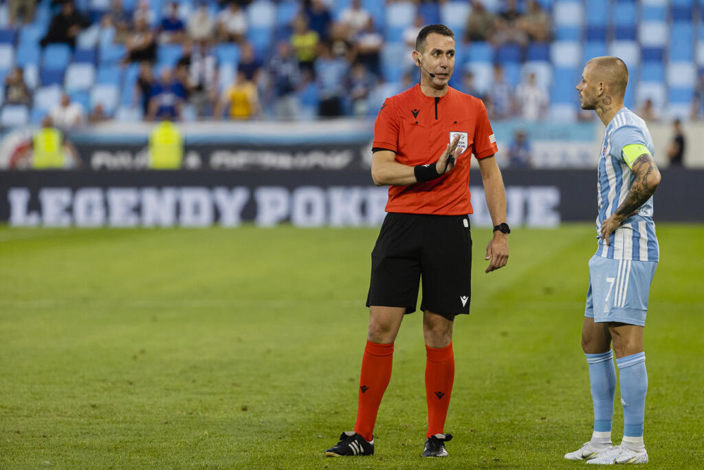 Na snímke Vladimír Weiss v roli kapitána počas prvého zápasu prvého predkola UEFA Ligy Majstrov 2022/23 medzi ŠK Slovan Bratislava a FC Dinami Batumi.