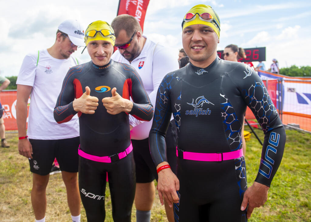 Na snímke zľava Peter Išpold a Denis Knapčok počas prvých majstrovstiev Európy špeciálnych olympiád v triatlone 21. mája 2022 v Šamoríne. FOTO TASR - Jakub Kotian