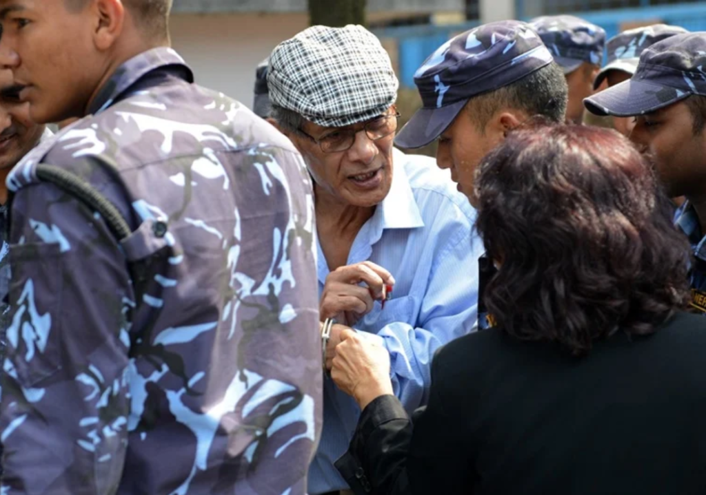 Sobhraj sa po rokoch drzo vrátil na miesto činu a pohrával sa s políciu, presvedčený o tom, že ho nemajú ako usvedčiť. Našťastie sa prerátal.