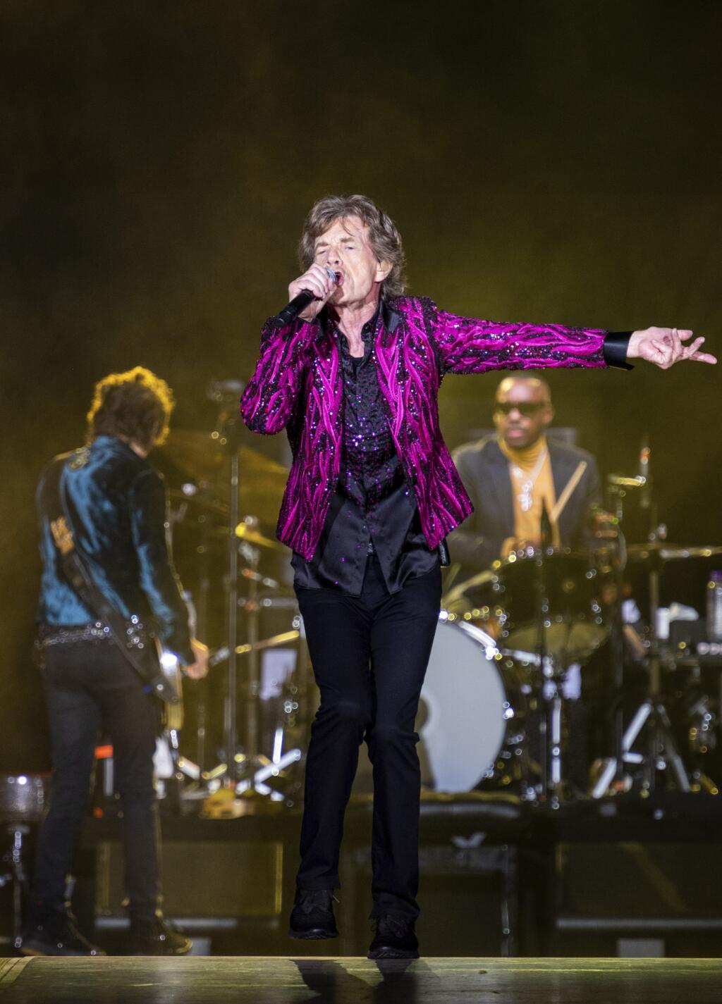 EBE 27 Atlanta - Na snímke členovia legendárnej britskej rockovej skupiny Rolling Stones, zľava gitarista Ron Wood, spevák Mick Jagger a bubeník Steve Jordan počas koncertu v rámci turné pod názvom No Filter na štadióne Mercedes Benz v americkej Atlante v noci na 12. novembra 2021. FOTO TASR/AP
Ron Wood, from left, Mick Jagger, and Keith Richards, of the Rolling Stones, perform during the band's