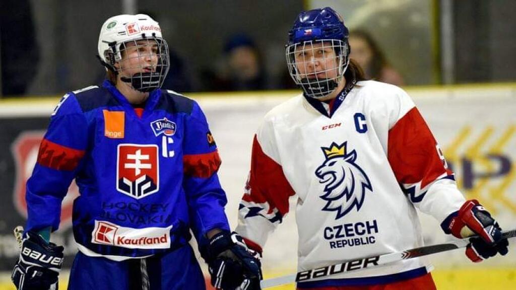 Slovenská hokejista Nicol Lucák Čupková (vľavo) získala pred pár dňami už tretí titul v ruskej najvyššej súťaži.