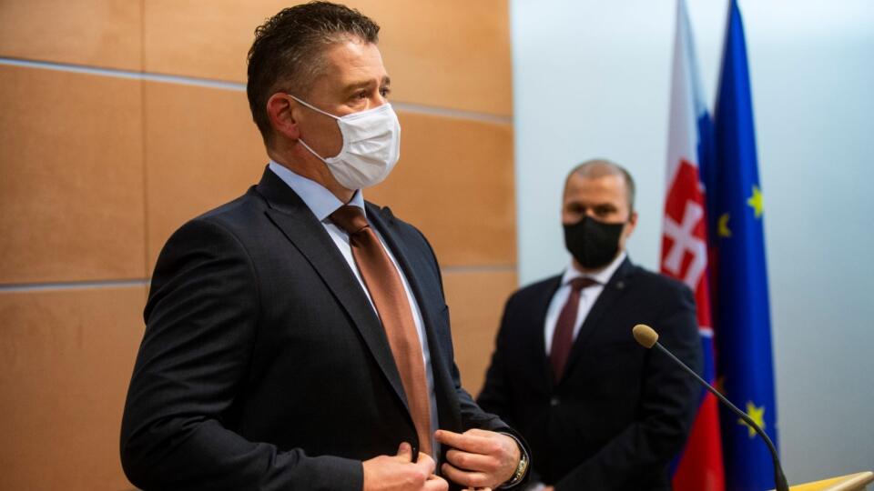 Na snímke zľava minister vnútra SR Roman Mikulec a prezident Policajného zboru SR Peter Kovařík