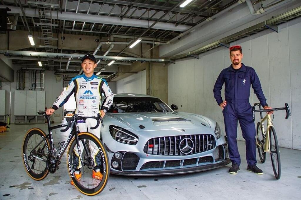 Sagan si v Japonsku vychutnal jazdu v luxusnom aute Mercedes AMG GT-R Pro. Cena bežného modelu je 250-tisíc eur, no upravený pretekársky model sa šplhá až na hranicu pol milióna eur.