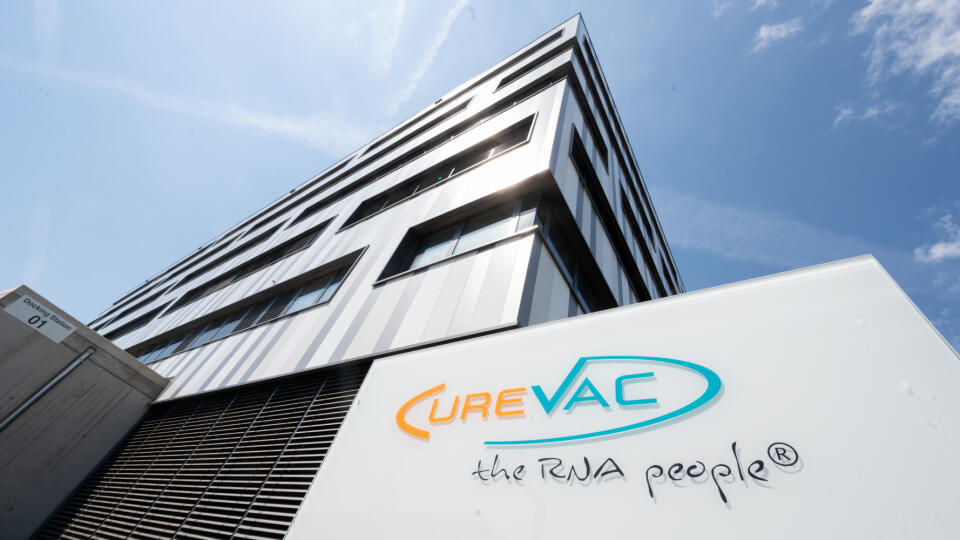 WA 47 archív Tübingen - Na archívnej snímke zo 17. júna 2021 tabuľa s logom biofarmaceutickej spoločnosti Curevac sa nachádza pred sídlom firmy v nemeckom Tübingene. Nemecký výrobca vakcín CureVac žaluje svojho konkurenta BioNTech o náhradu škody a obviňuje tohto špičkového výrobcu vakcín proti ochoreniu COVID-19 z porušenia patentov. Konanie sa začalo v utorok 15. augusta 2023 na krajinskom súde v západonemeckom meste Düsseldorf. FOTO TASR/DPA
ARCHIV - 17.06.2021, Baden-Württemberg, Tübingen: