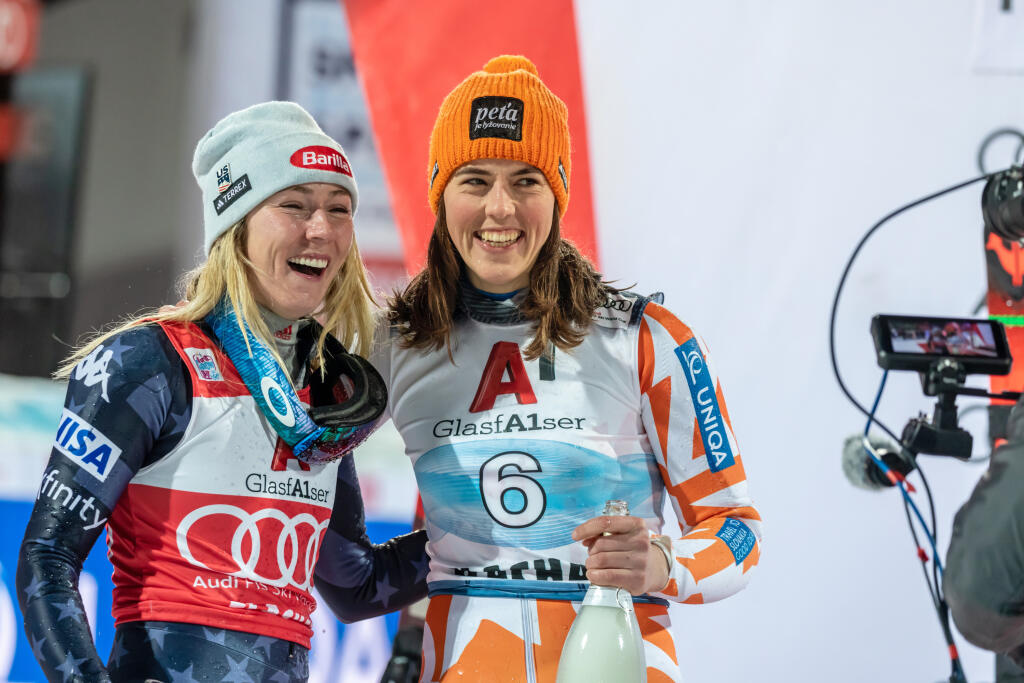 Druhé kolo nočného slalomu v rakúskom Flachau. Na snímke je americká lyžiarka Mikaela Shiffrinová a slovenská lyžiarka Petra Vlhová.