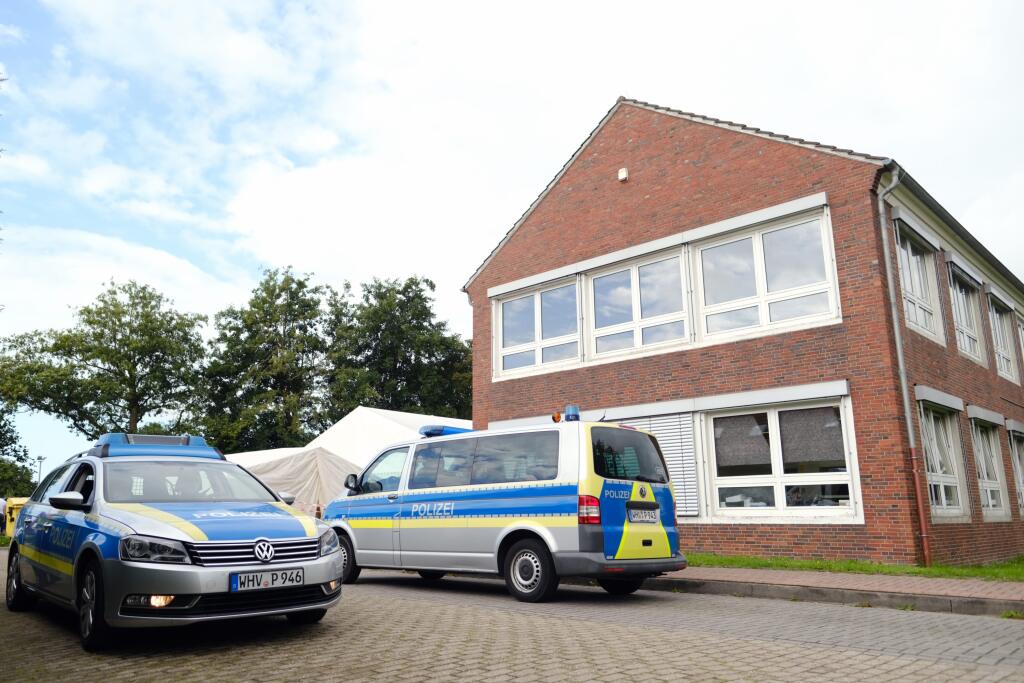 Policajné autá parkujú pred očkovacím strediskom v meste Schortens na severozápade Nemecka. Vyšetrovací tím s názvom Vakcína preveruje podozrenia z účtovného podvodu.