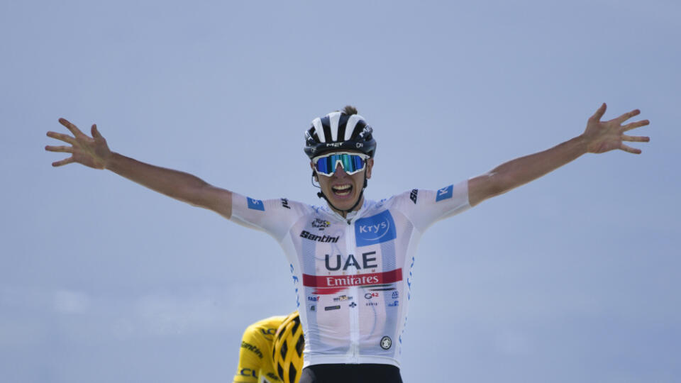 JB 22 Peyragudes - Slovinský cyklista Tadej Pogačar oslavuje v cieli po jeho víťazstve 17. etapy prestížnych cyklistických pretekov Tour de France na trati Saint-Gaudens - Peyragudes, dlhej 130 km vo francúzskom meste Peyragudes 20. júla 2022. FOTO TASR/AP 

Stage winner Slovenia's Tadej Pogacar, wearing the best young rider's white jersey, celebrates as he crosses the finish line ahead of Denmark's Jonas Vingegaard, wearing the overall leader's yellow jersey, during the seventeenth stage of the