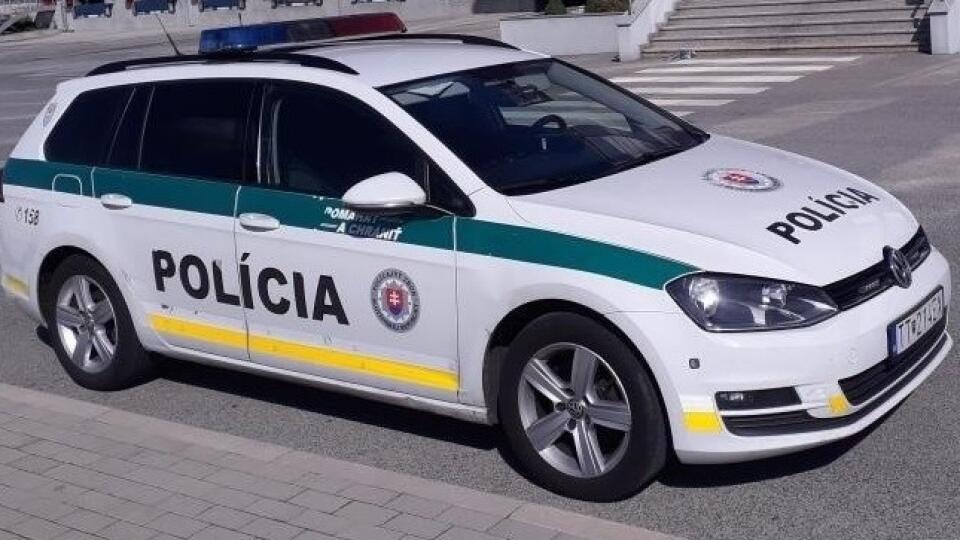 MUŽ SO ZBRAŇOU V RUKE PREPADOL POBOČKU BANKY. POLÍCIA PO ŇOM PÁTRA.