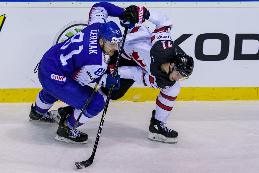Na snímke Erik Černák a Anthony Cirelli počas zápasu A skupiny hokejových Majstrovstiev sveta IIHF 2019 medzi reprezentáciami Slovenska a Kanady.