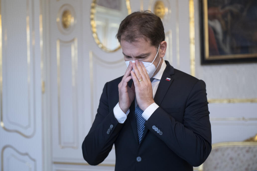 Na snímke predseda vlády SR Igor Matovič (OĽaNO) si napráva respirátor pred prijatím v Prezidentskom paláci 16. marca 2021 v Bratislave. FOTO TASR - Pavel Neubauer



