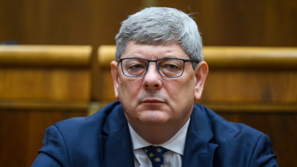 Na snímke minister spravodlivosti SR Boris Susko (Smer-SD) počas pokusu o otvorenie 17. schôdze NRSR o odvolávaní ministra spravodlivosti SR Borisa Suska (Smer-SD) v Bratislave 21. augusta 2024. FOTO TASR - Jaroslav Novák