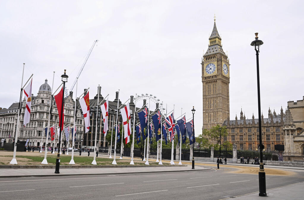 Prázdne námestie Parliament Square, ktoré sa nachádza severozápadnej časti Westminsterského paláca pred štátnym pohrebom britskej kráľovnej Alžbety II.